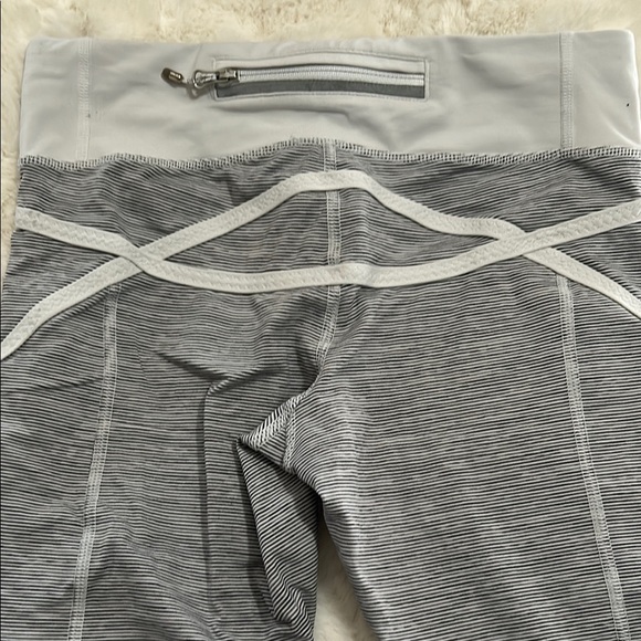 Lululemon Cropped Legging - Picture 3 of 7